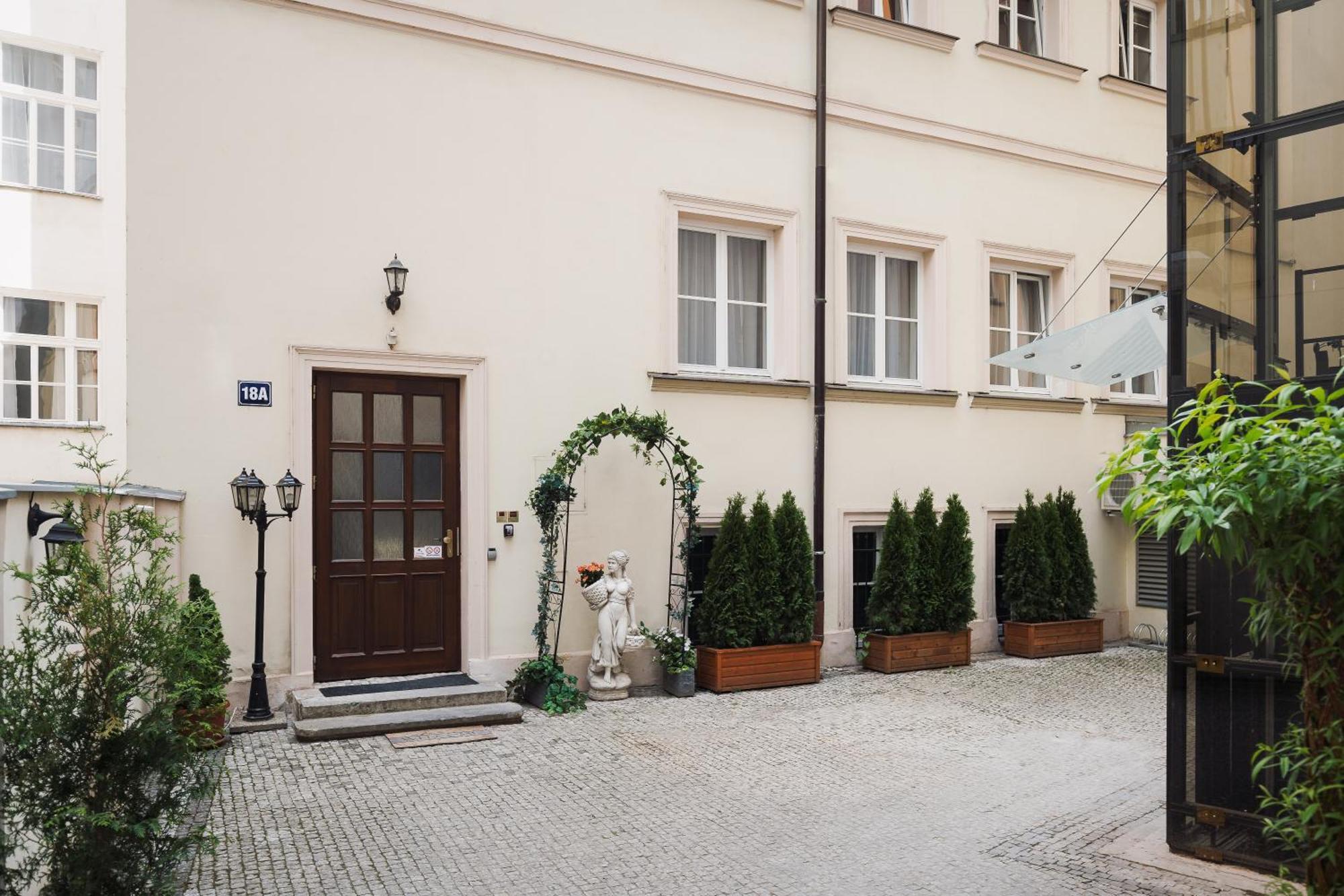 Gasthof Old Town Liliova Garden